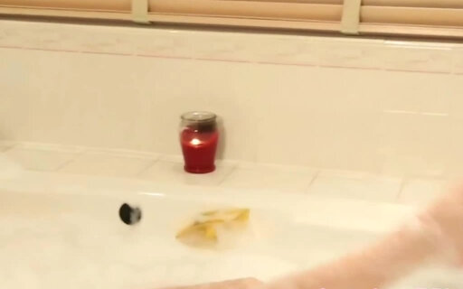 Solo transbabe washes body and pisses in bath
