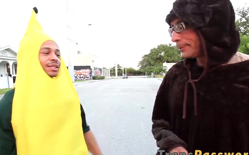 Tranny bimbo treats the trick or treaters with her ass
